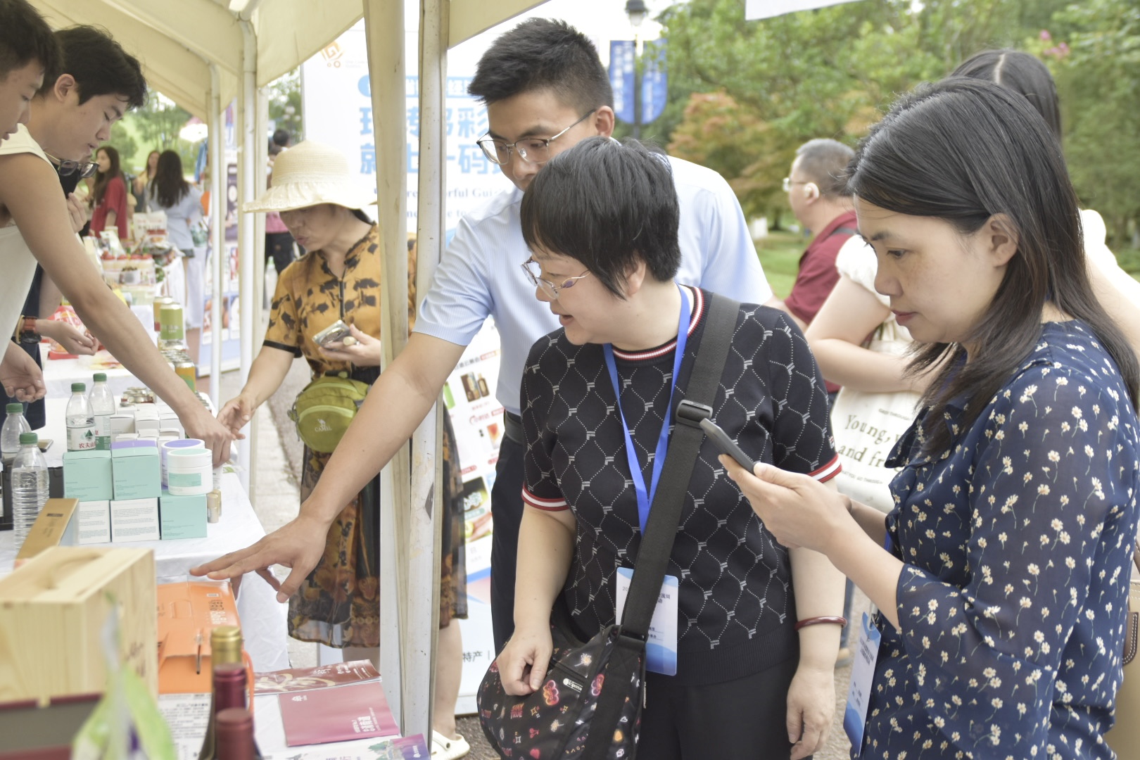 貴州集團戶(hù)外舉辦紅酒活動(dòng)